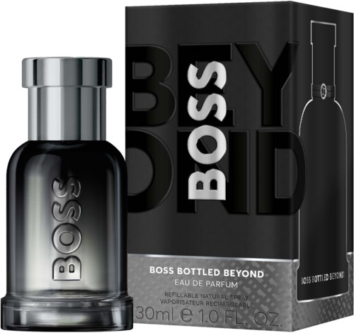 Een zwart-zilveren Boss-parfumbidon naast een zwarte doos met dikke Boss-tekst en een zilveren spraydop.