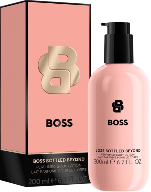 Ljus rosa kroppslotionflaska med svart pump och BOSS-logga, bredvid en matchande rosa box med BOSS-logga.