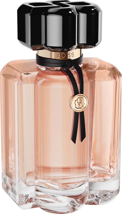 En parfyllflaska med svart kork, gulddetaljer och ett svart band med ett guldhänge, fylld med rosa parfym.