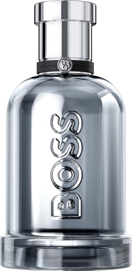 En klar parfymflaska i glas med silverlock och BOSS-logga på framsidan.