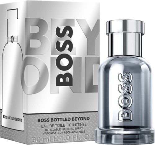 En flaska av Boss Bottled Beyond-parfym bredvid sin förpackning med Boss-loggan och produktnamnet.