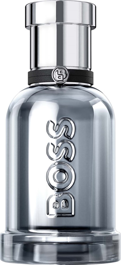 En hög, klar glasflaska med silverlock och BOSS-logga på framsidan. Parfymflaska för män.