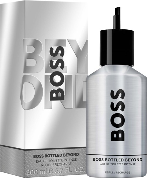En silverflaska av Boss Bottled Beyond parfym med svart lock och box med stor silver- och svart text.