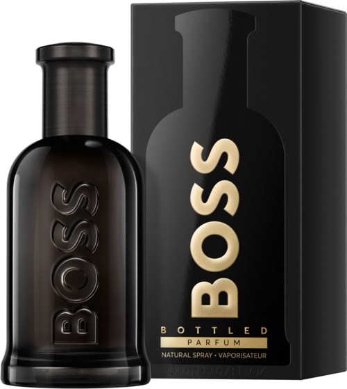 Een donkerkleurige parfumfles naast een zwart doos met grote BOSS-letters.