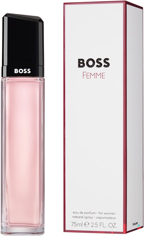 Een parfumfles met roze vloeistof en een witte doos met 'BOSS FEMME' ernaast.