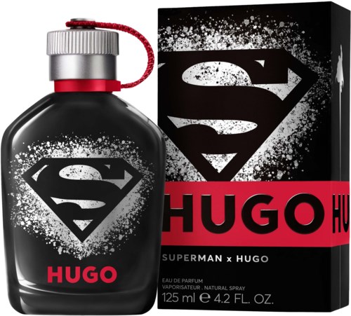 Zwarte parfumfles met Superman-logo en rood band, naast een bijpassende doos. De doos en fles tonen 'HUGO'.