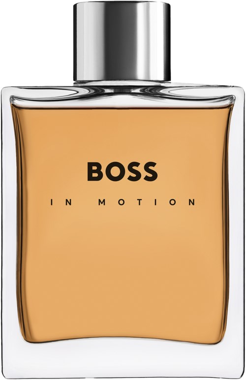 Een parfumfles met label 'BOSS IN MOTION' en een zilveren dop met lichtbruin vloeistof binnen.