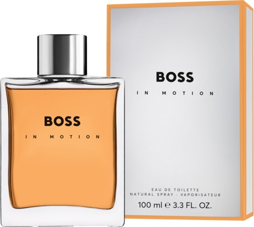 Een parfumfles en doos met 'BOSS IN MOTION', met de fles gevuld met oranje vloeistof.