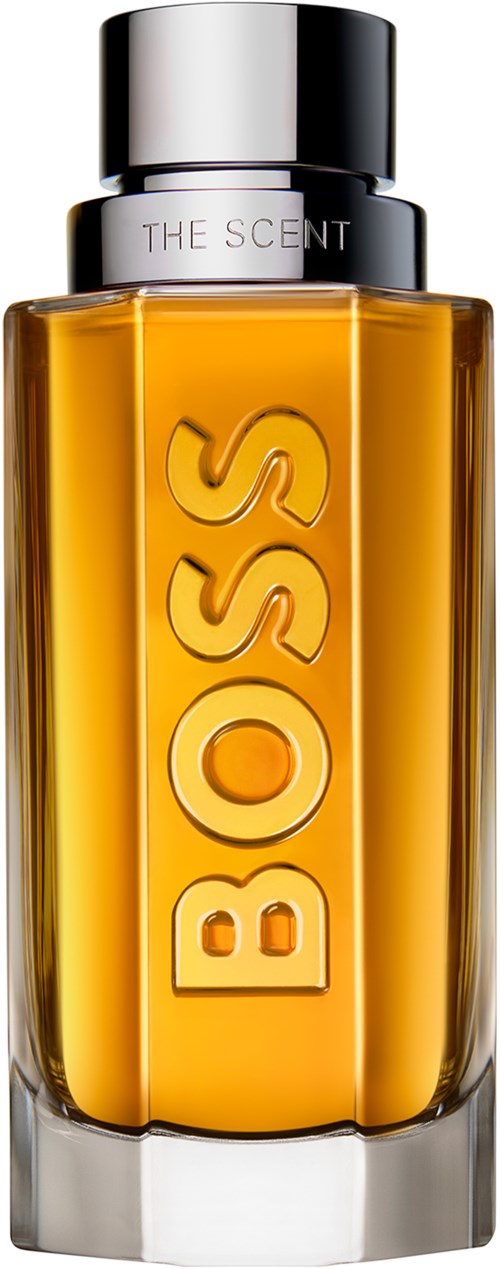 Een lange parfumfles met zilveren dop en geel-oranje vloeistof erin, gemarkeerd "BOSS" en "THE SCENT."