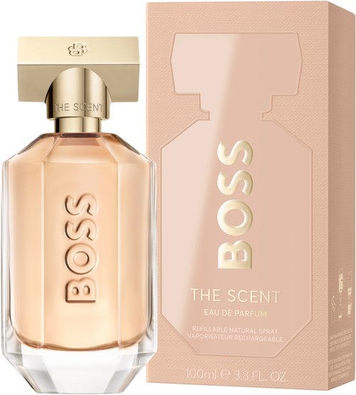 Een BOSS-parfumfles met roze doos, gouden dop en embossed BOSS-logo op de fles.