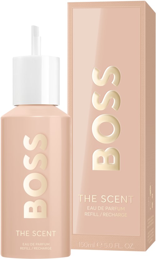 Een beige sprayfles met 'BOSS THE SCENT' naast zijn roze doos.