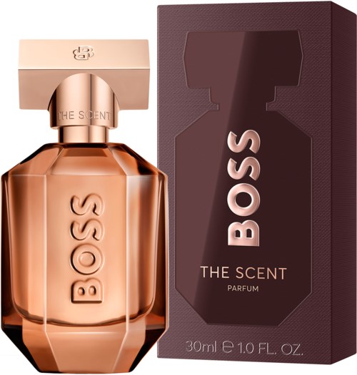 Een roségouden parfumfles met een vierkante dop, naast een bijpassende doos met 'BOSS THE SCENT' er op.