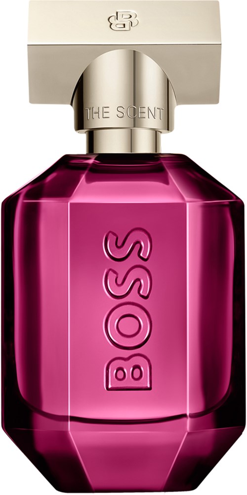 Een roze parfumfles met een zilveren dop, met de woorden 'BOSS' en 'THE SCENT'.