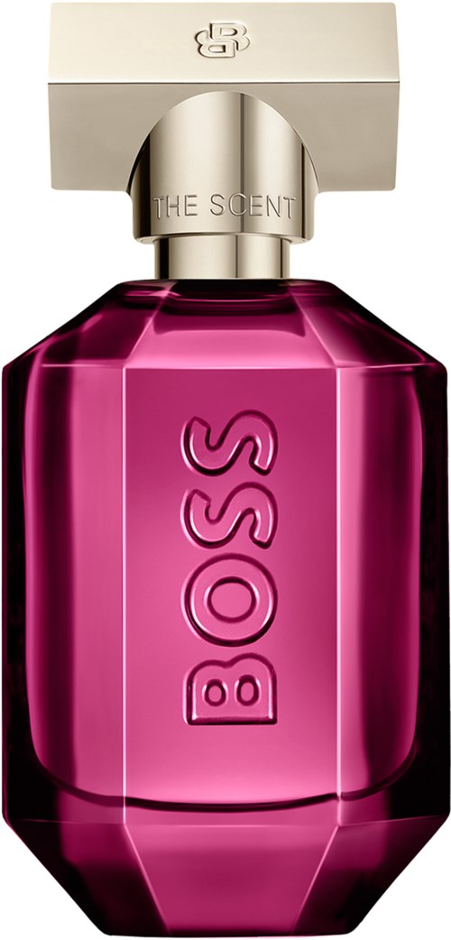 Roze parfumfles met een zilveren dop, gemerkt 'THE SCENT' en 'BOSS'.