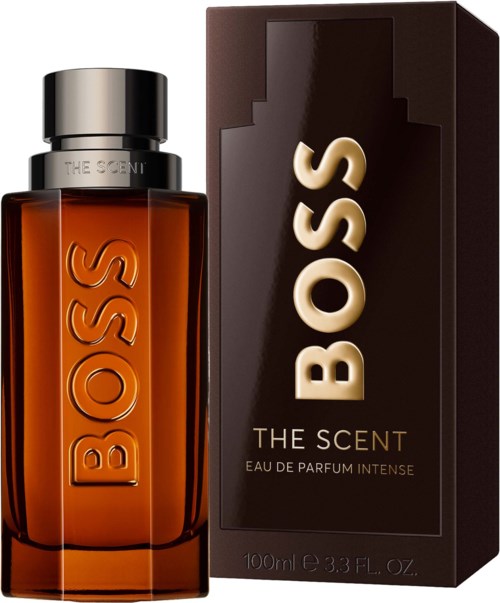 Eine braune Parfümflasche mit silberner Kappe und BOSS-Logo, neben einer braunen Schachtel mit BOSS THE SCENT.