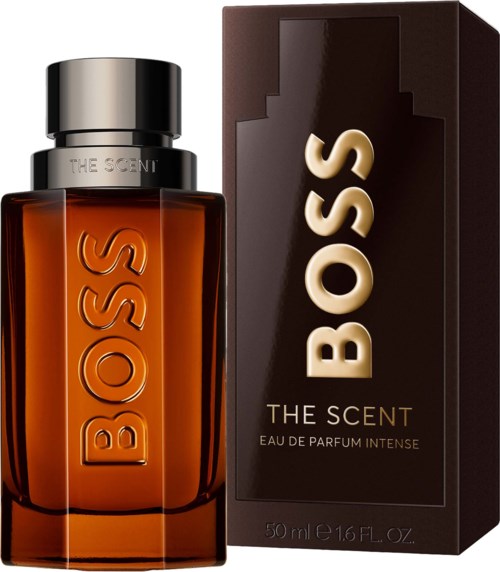 Een bruin parfumflesje met zilveren dop en een zwart doosje met BOSS THE SCENT. Het parfum heet Eau de Parfum Intense.