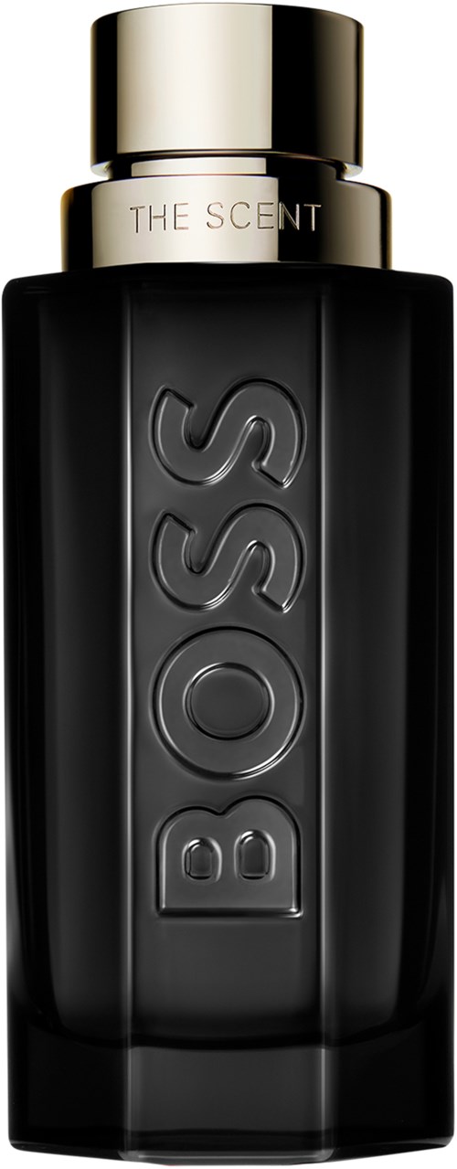 Een zwarte fles Boss-parfum met een gouden dop en gegraveerd logo, met label 'The Scent'.
