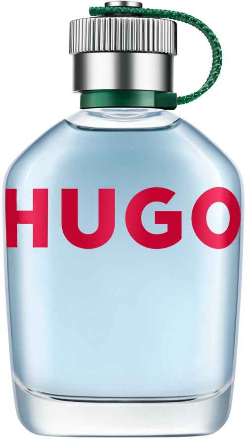 Een heldere glazen parfumfles met zilveren dop, groene lus en rood 'HUGO'-label.