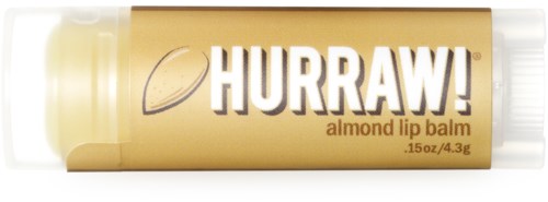Ein goldener Tuben mit Hurraw! Mandel Lippenbalsam, weißen Text und einer kleinen Mandel-Ikone.