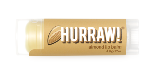 Beige Tuben von Hurraw! Mandel Lippenbalsam mit weißem Verschluss, zeigt Etikett und Produktname.