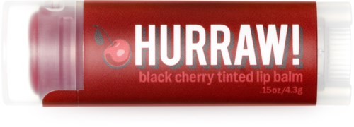 Ein Lippenbalsamstift mit der Marke Hurraw! mit Kirschgeschmack, rotes Behältnis und Kirschlogo.