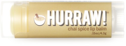Goldfarbene Lippenpflegestift mit 'HURRAW!' und Geschmack 'chai spice'.