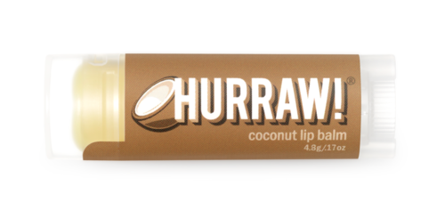 Ein brauner Stick mit der Aufschrift 'Hurraw! Kokosnuss Lippenbalsam' und durchsichtigem Deckel, zeigt etwas Balm.