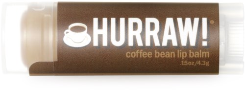 Ein Lippenbalsam in einer Tube mit Kaffeebohnen-Geschmack, Beschriftung "HURRAW!" und Kaffeetassen-Symbol.