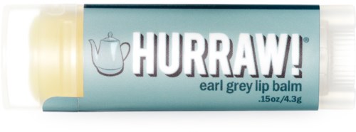 Eine Lippenbalsam-Rolle mit 'HURRAW!' Beschriftung und Teekanne, genannt 'earl grey,' in hellblauer Verpackung.
