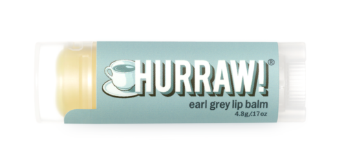 Kleine Lippenpflegestift mit hellblauem Etikett, auf dem 'HURRAW! earli grey lip balm' steht, und weißem Deckel.
