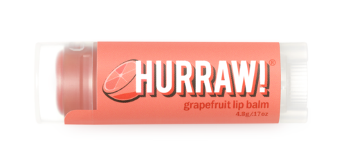 Lippenpflege-Röhre mit rosa Etikett, großen weißen Text 'HURRAW!' und Zitrusscheiben-Grafik.