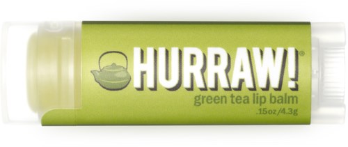 Ein grüner Tee Lip Balm Stick mit der Aufschrift "HURRAW!" und einem Teekannenlogo.