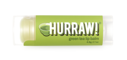 Eine grüne Tube mit 'HURRAW! green tea lip balm' Beschriftung, enthält Lippenbalsam. Wesentliche Elemente sind Marke und Geschmack.