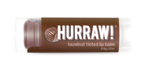 Lippenbalsam mit der Aufschrift Hurraw! Haselnuss-Geschmack, in einer braunen und weißen Tube.