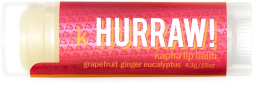 Lippenbalsam-Stick mit rotem Etikett, das "HURRAW!" sagt und Geschmacksrichtungen wie Grapefruit, Ingwer und Eukalyptus erwähnt.