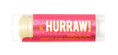 Ein Lippenpflegestift mit pinker und gelber Verpackung, gekennzeichnet mit "HURRAW!" und Geschmack "grapefruit ginger eucalyptus."