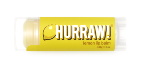 Ein gelber Tub mit weißen und schwarzen Texten, zeigt die Marke Hurraw! lemon lip balm.
