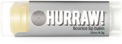 Eine Tube Hurraw! Lakritz-Lippenbalsam mit weißem Deckel und silberner Verpackung. Das Etikett hat große Schrift und ein Kreissymbol.