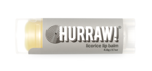 Eine Tube Hurraw! Lakritzgeschmack Lippenbalsam mit weißem Deckel und grauem Körper.