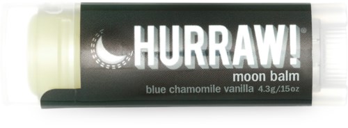 Eine Tube mit der Beschriftung 'Hurraw! moon balm' mit Inhaltsstoffen blaue Kamille und Vanille, 4,3 g oder 0,15 oz.