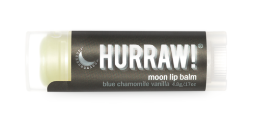 Eine schwarze und weiße Tube mit Lip Balm, Beschriftung "HURRAW!" mit Geschmack nach blauer Kamille und Vanille.