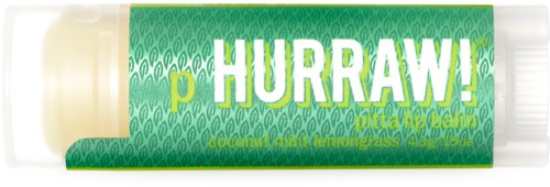 Ein Lippenbalsam mit grünem Etikett, auf dem 'Hurrah!' in großen, bunten Buchstaben steht, und etwas kleinerer Text.