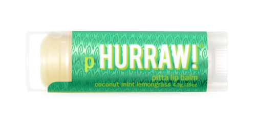 Ein Lippenbalsamtube mit grüner Verpackung, genannt "Hurraw!" und Geschmack Kokosminze Zitronengras.