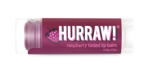 Rosa Lippenpflegestift mit Himbeere und der Marke 'HURRAW!'.