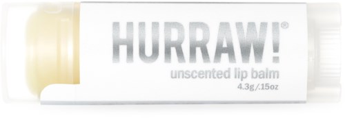 Ein weißer Lippenbalsamrohr mit "HURRAW!"-Aufdruck und transparentem Deckel, der den Balsam zeigt.