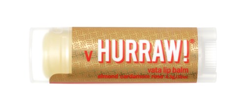Lippenbalsam-Röhre mit 'HURRAW!', Mandel, Kardamom, Rose, Ingwer Geschmack.