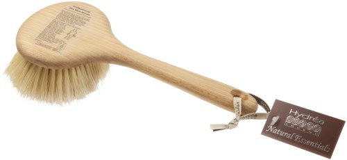 Eine Holzbadbürste mit Griff und weichen Borsten. Sie hat ein Etikett, das 'Natural Essentials' sagt.