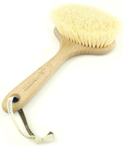 Eine Holzreinigung Bürste mit gelben Borsten und einem Loch im Griff zum Aufhängen.