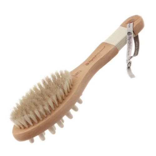 Eine Holzborste mit weichen Borsten und einem gebogenen Griff, gekennzeichnet für Hygiene oder Reinigung.