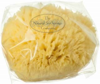 GelberNaturseespunge in klarer Plastikverpackung mit Firmenlogo.